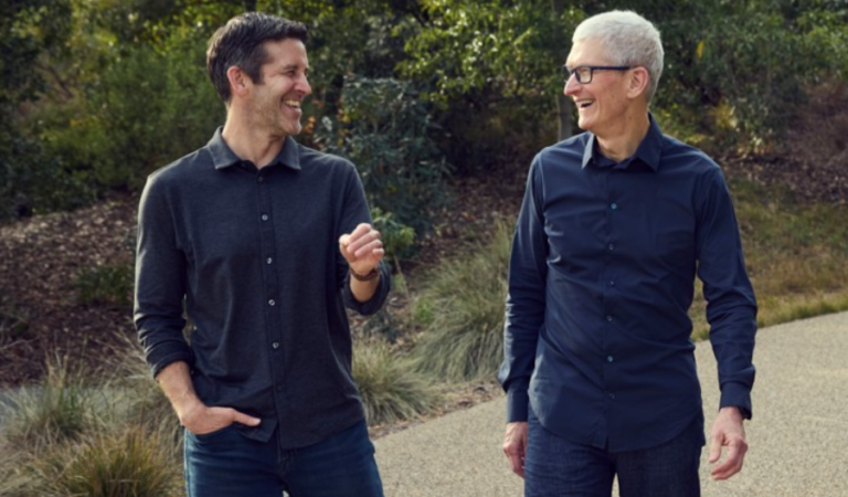 Big Shock at Apple! Tim Cook Steps Down as CEO